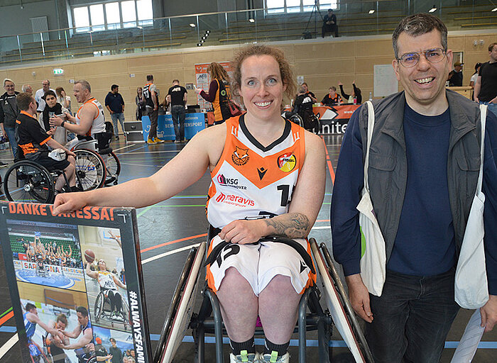 Stefan Fastenau mit der Rollstuhlbasketballerin Vanessa Erskine, die Hannover United am Saisonende verlässt