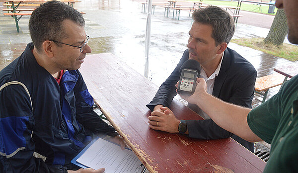 Beim inklusiven Sportfest in Bothfeld sprach Handicap-ob-Air-Reporter Stefan Fastenau mit Regionspräsident Steffen Krach